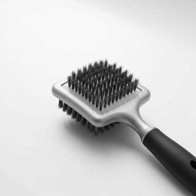 Gros plan d'une brosse de toilettage pour chat à poils longs